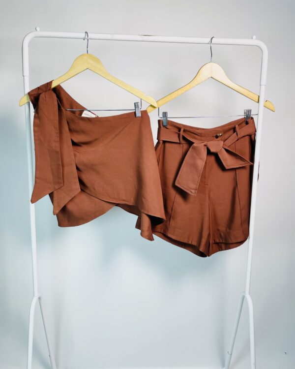 Conjunto blusa um ombro e bermuda marrom KARMANI - 38 *nunca usado*