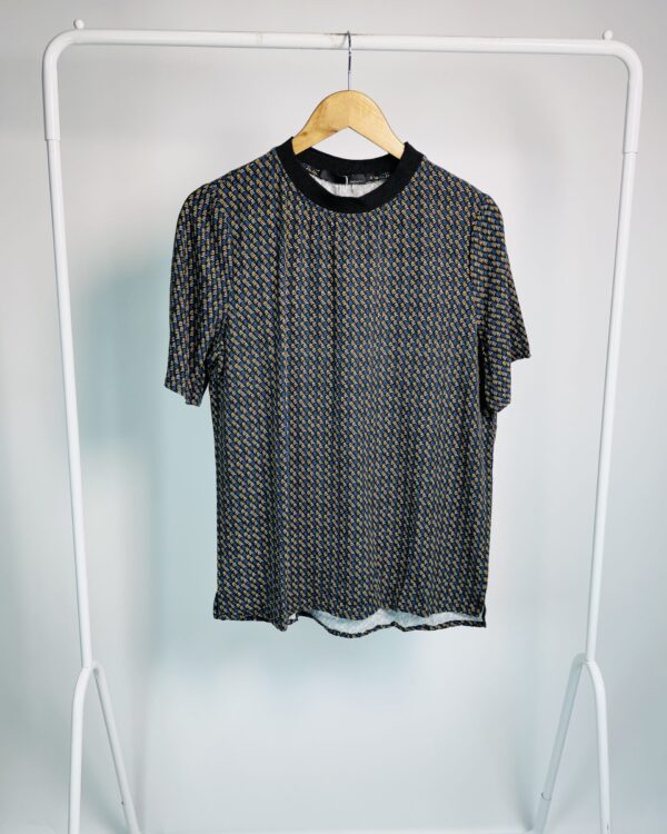 Blusa preta com padronagem pequena azul e amarelo SACADA - 42 - VENDIDO SISTEMA OTO