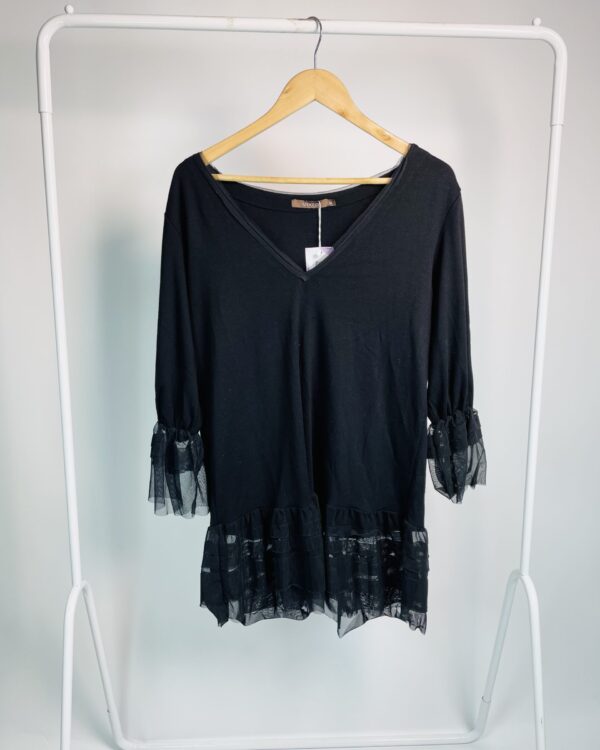 Blusa malha preta com babados de tule e gola v MIXED - M