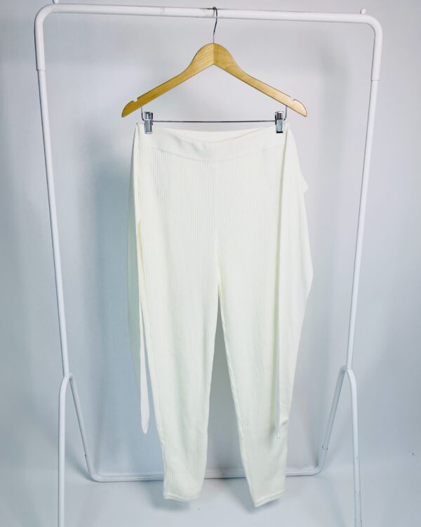 Calça branca canelada tricot com amarração na frente MARIA FILÓ - G
