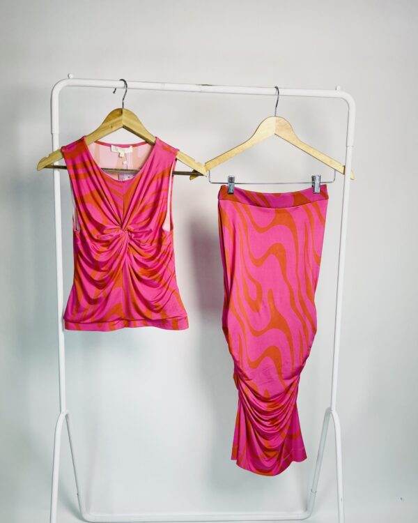 Conjunto saia e blusa malha fria rosa com vermelho NK - P - VENDIDO SISTEMA OTO