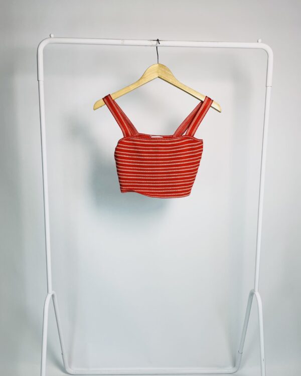 Blusa cropped vermelha tricot com listras claras ABRAND - P
