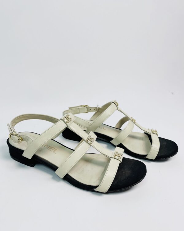Sandália off white com aplicações CHANEL - 38 EUR - VENDIDO SISTEMA OTO