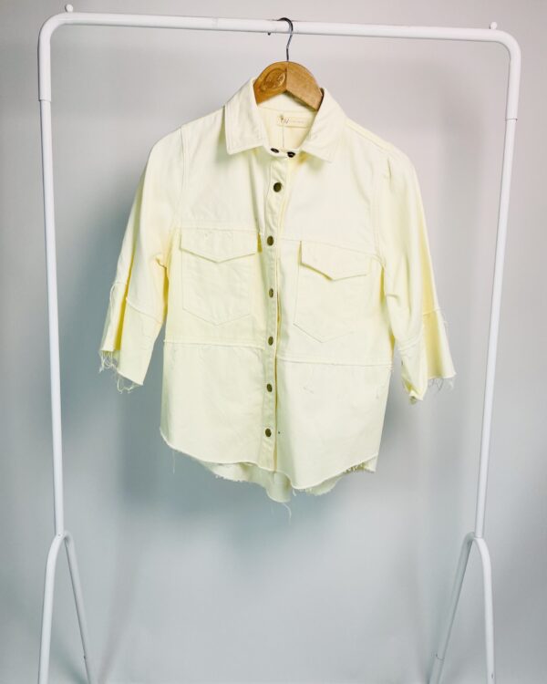 Camisa amarelo manteiga sarja manga curta e desfiado NV - PP - VENDIDO SISTEMA OTO