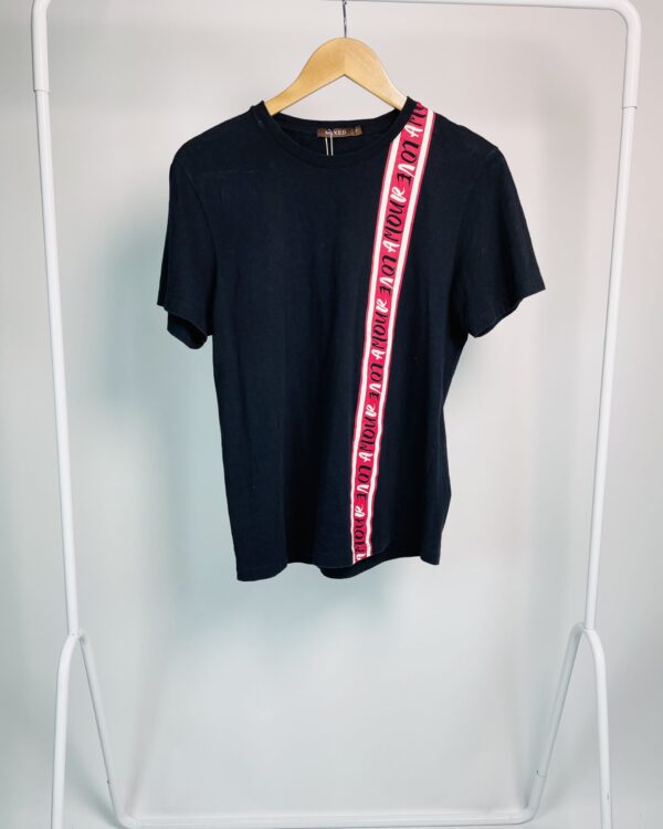 Tshirt preta com listra vermelha 'Love' MIXED - P