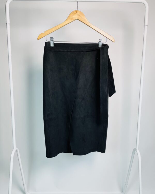 Saia midi preta de suede transpassada LE LIS BLANC - 36 - VENDIDO SISTEMA  OTO