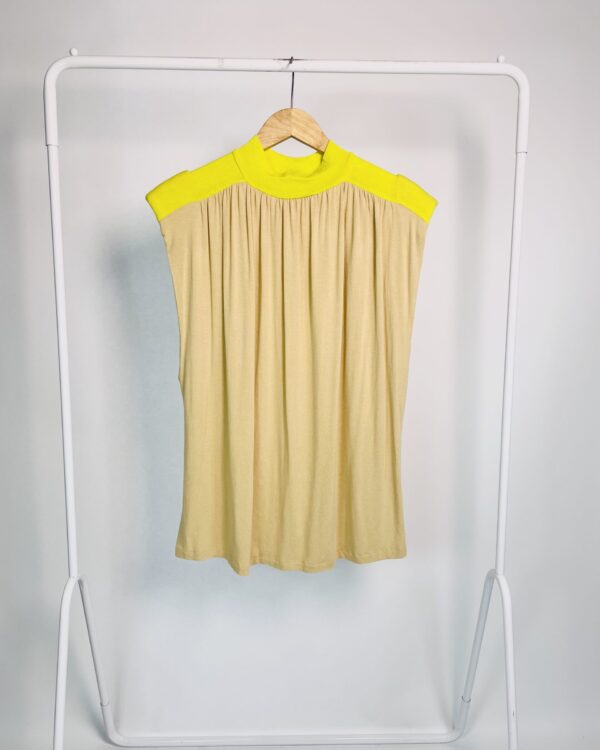 Blusa malha bege com detalhe verde lima com gola alta e ombreira ANIMALE - G - VENDIDO SISTEMA OTO