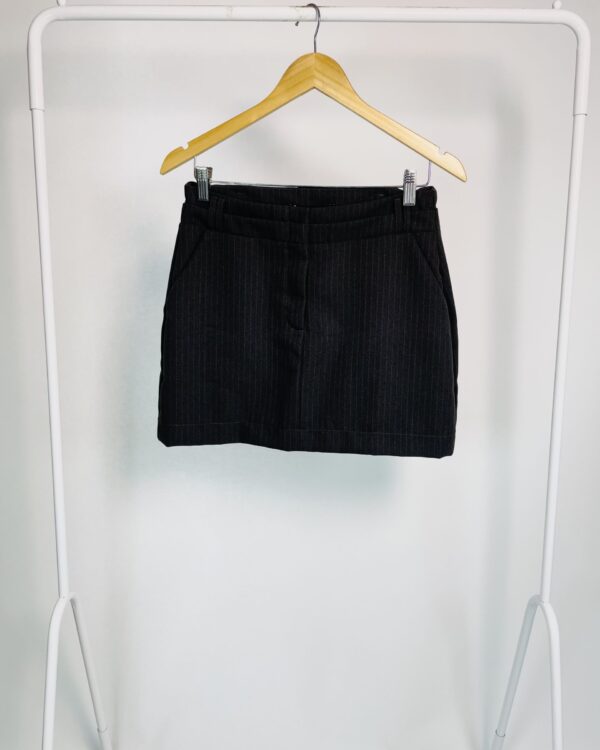 Saia curta alfaiataria cinza com risca de giz ISABELA MATTE - M