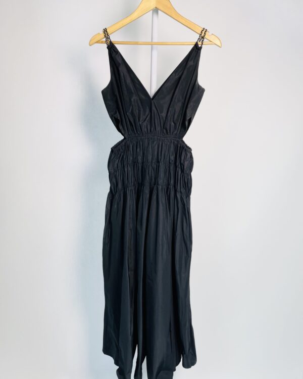 Vestido midi preto com rescorte na cintura e alças finas com detalhe MAJE - 38 - VENDIDO SISTEMA OTO