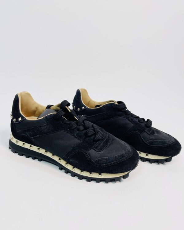 Tênis preto com spikes VALENTINO - 36 1/2 EUR - FOI JOGADO FORA POR ESTAR MUITO DESCASCADO PARA DEVOLVER, PAGAR FORNECEDORA