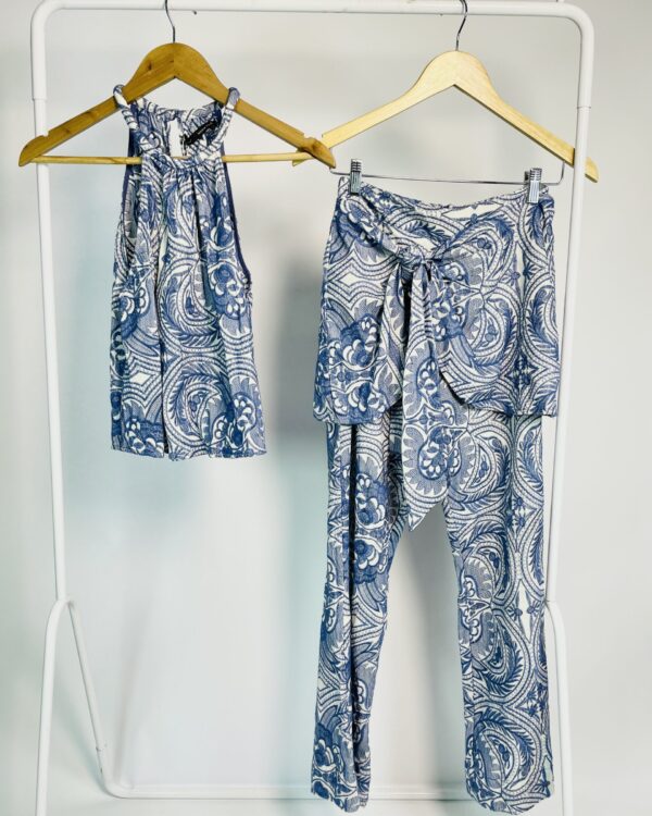 Conjunto blusa e calça com sobreposição azul e branca bordado MARIA FILÓ - PP - VENDIDO SISTEMA OTO