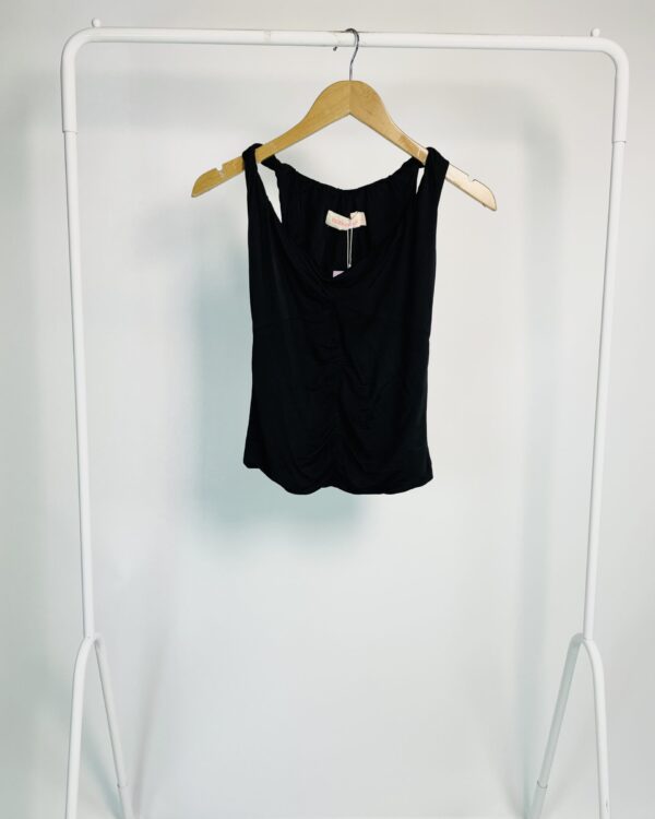 Blusa malha preta alça torcida recorte no decote ELIZA CONDE - PP