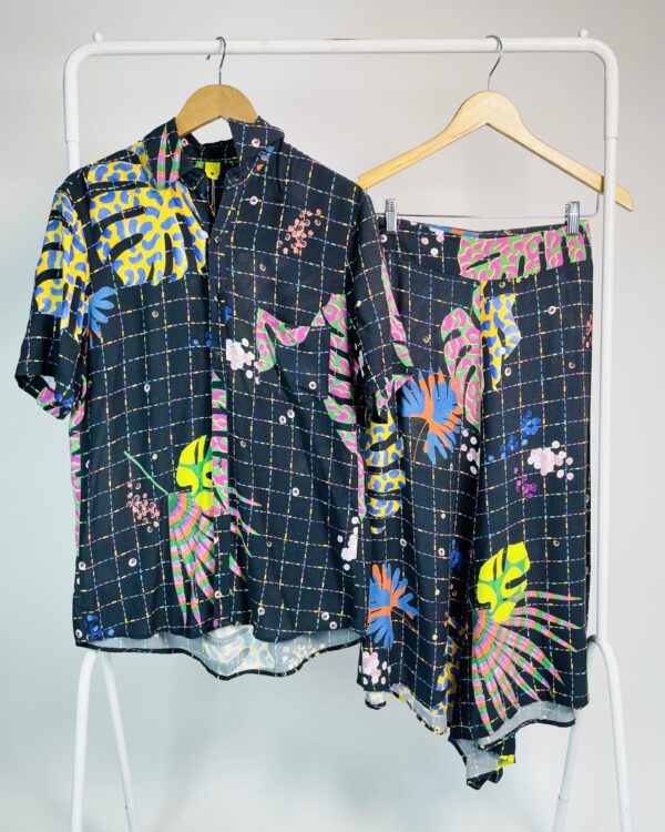 Conjunto camisa e saia midi preta com estampa colorida FARM - P