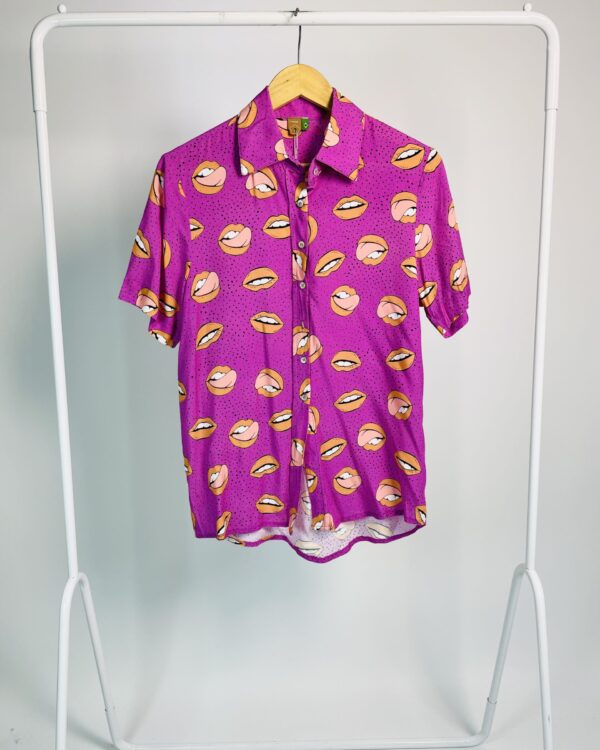 Camisa manga curta lilás estampa bocas FARM - P - VENDIDO SISTEMA OTO