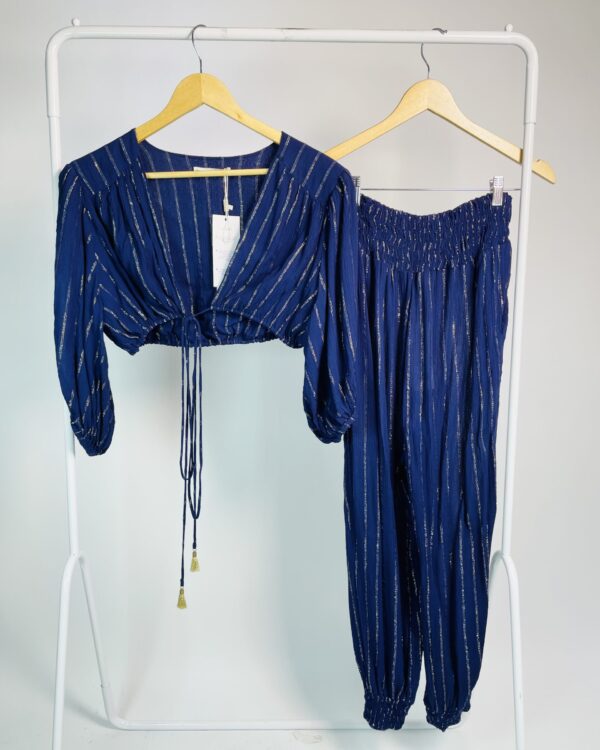 Conjunto azul marinho com listras pratas e dourados calça e cropped DRESS TO - P