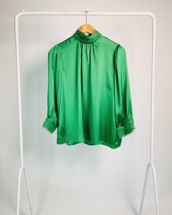 Camisa acetinada verde com detalhes ZARA - P - VENDIDO SIST OTO