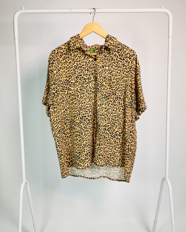 Camisa manga curta estampa onça FARM - P - VENDIDO SISTEMA OTO