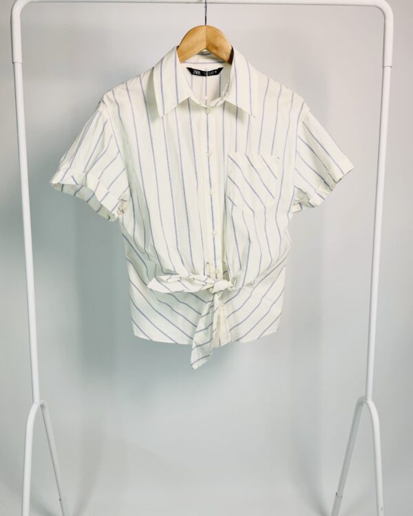 Camisa curta branco com listras azuis ZARA - P - VENDIDO SISTEMA OTO