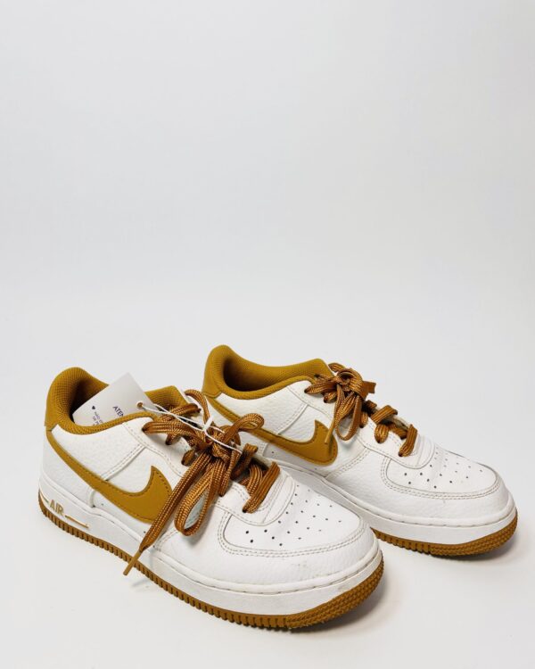Tênis branco e caramelo NIKE AIR FORCE - 35.5 - VENDIDO SISTEMA OTO