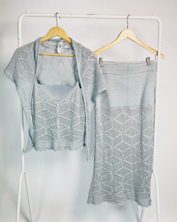 Conjunto tricot cropped e saia midi com sobreposição azul claro MARIA FILÓ - P - VENDIDO SISTEMA OTO