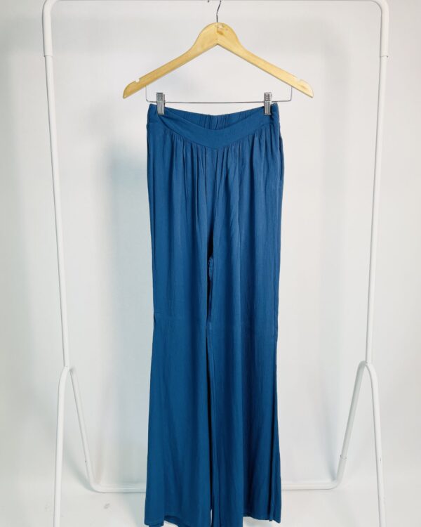 Calça azul pantalona com elástico na cintura e short forro VIX - PP