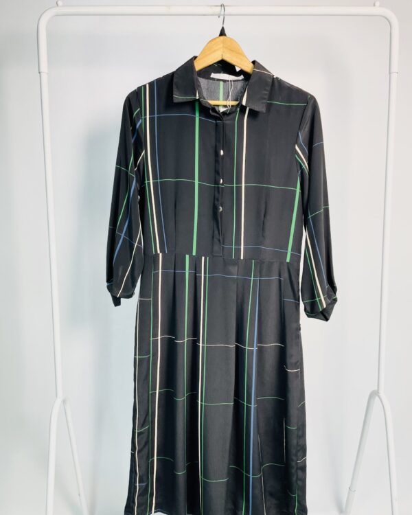 Vestido midi preto estampa xadrez azul verde e bege manga longa e botões na frente SACADA - 38 - VENDIDO SISTEMA OTO