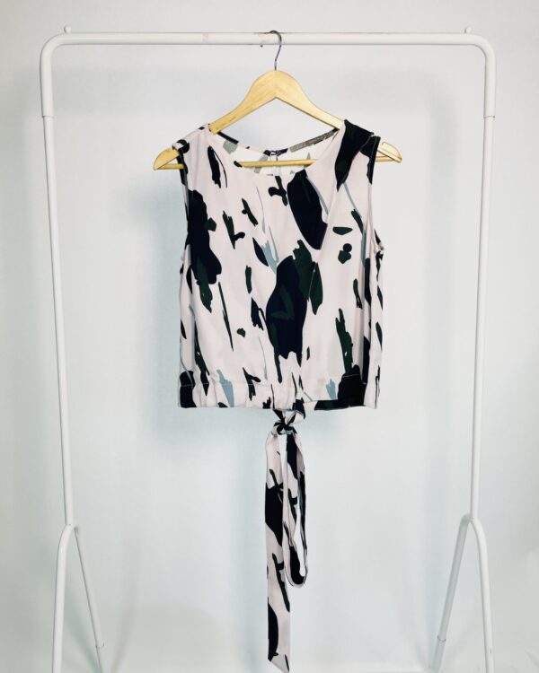 Blusa cinza estampa em tons de verde amarração na barra MARIA FILÓ - P - VENDIDO SISTEMA OTO