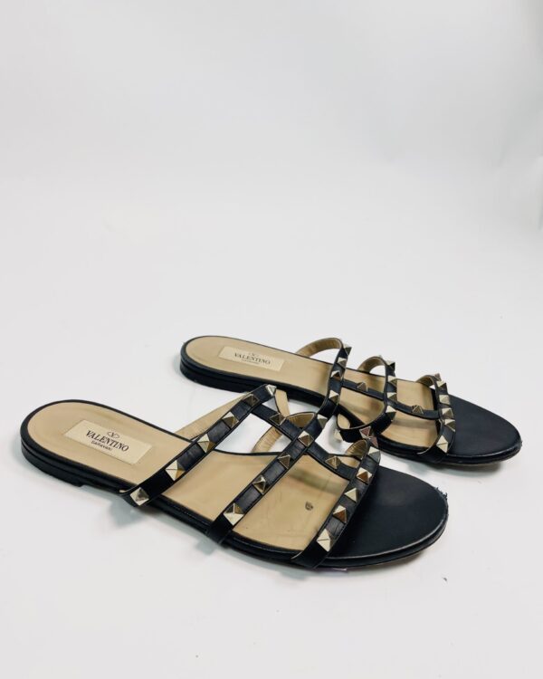 Sandália preta com spikes VALENTINO - 38 EUR - VENDIDO SISTEMA OTO