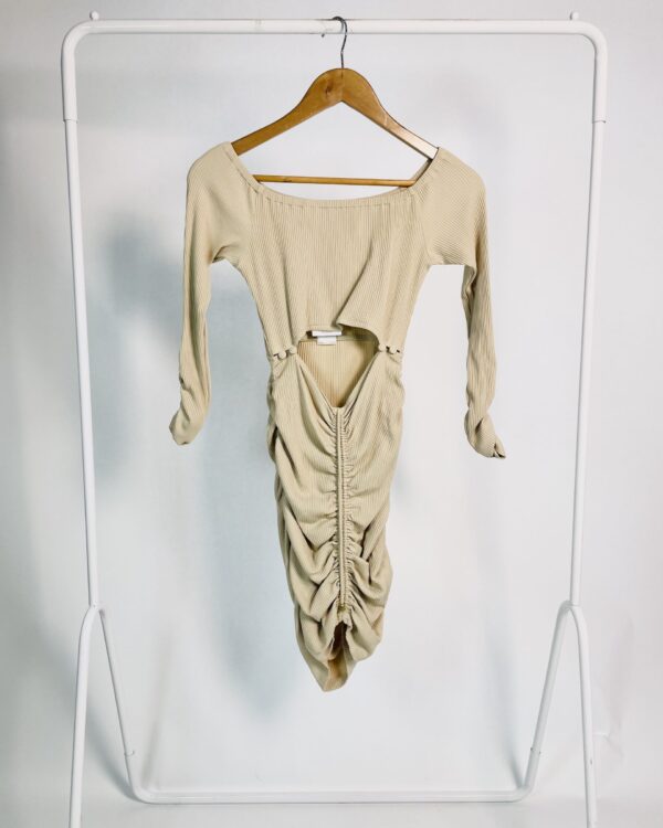 Vestido bege malha canelada curto com drapeado e recorte na cintura manga longa NV - M - VENDIDO SISTEMA OTTO
