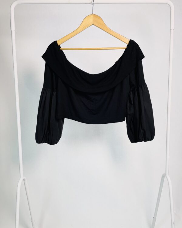 Blusa cropped preta com mangas FORUM - GG