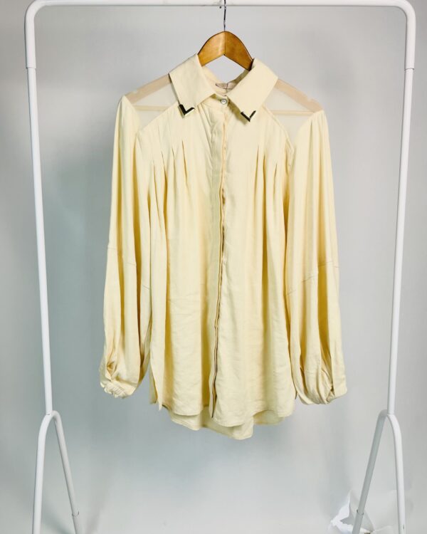 Camisa bege com detalhe na manga e dourado na gola ISY - G - VENDIDO SISTEMA OTO