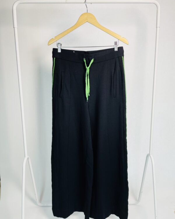 Calça preta pantalona com detalhe verde ABRAND - M - VENDIDO SIST OTO