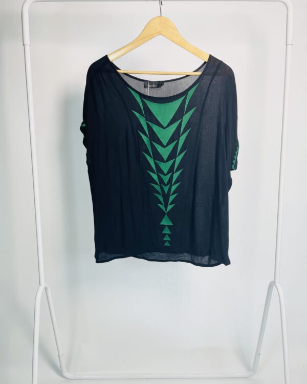 Blusa gola v preta com bordados verdes LUCIDEZ - M - VENDIDO SISTEMA OTTO