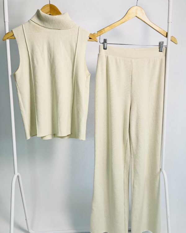 Conjunto tricot blusa gola alta e calça bege ZARA - P - VENDIDO SISTEMA OTO