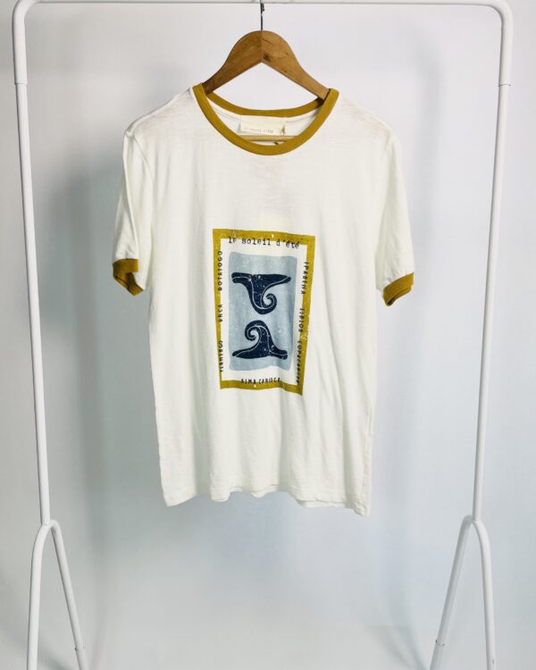 T shirt branca com estampa marrom e azul LE SOLEIL D'ETÉ - M *nunca usado* - VENDIDO SISTEMA OTO