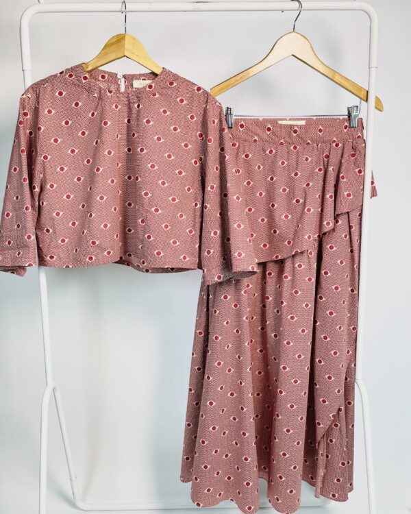 Conjunto saia midi e blusa curta bordo e bege estampado B/YOURSELF - 40 - VENDIDO SISTEMA OTO