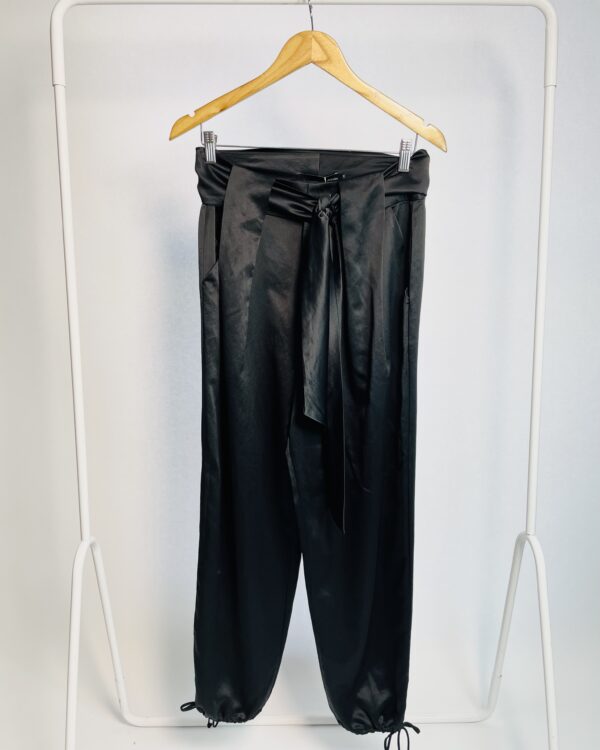 Calça preta acetinada com faixa SACADA - 40 - VENDIDO SISTEMA OTO