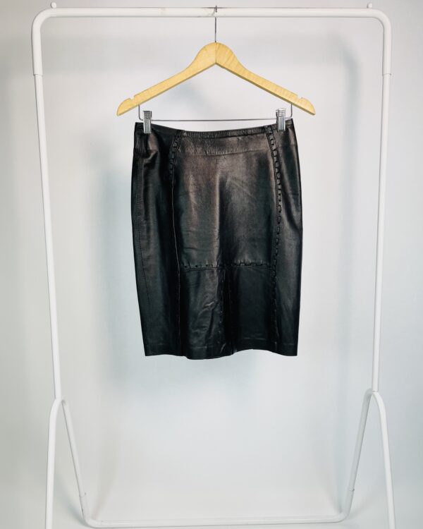 Saia preta couro - 36 - VENDIDO SIST OTO