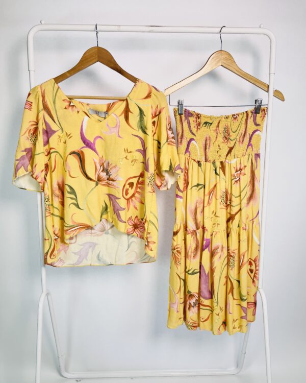 Conjunto blusa e saia amarelo com estampas floridas K&T - M - VENDIDO SISTEMA OTO