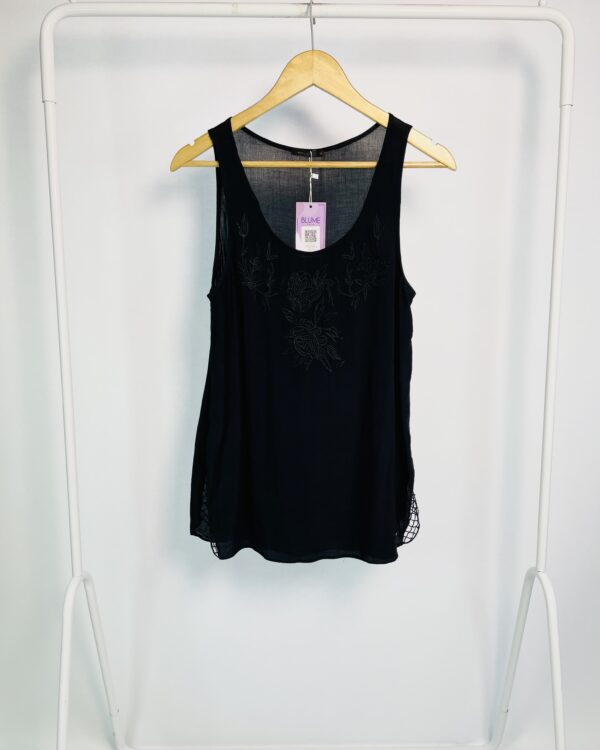 Regata preta com bordados de mesma cor MARIA FILÓ - M - VENDIDO SISTEMA OTO