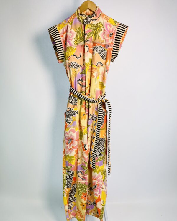 Macacão jeans bege com estampa colorida sem mangas com faixa FARM - 36 - VENDIDO SISTEMA OTO