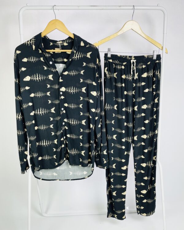 Conjunto camisa e calça preta estampa peixes e siluetas PARIOCA - M - VENDIDO SISTEMA OTTO