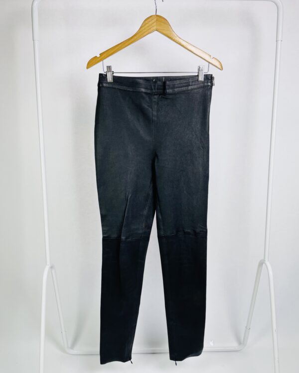 Calça couro skinny preta com fecho na barra TALIENK - 40 - VENDIDO SIST OTO