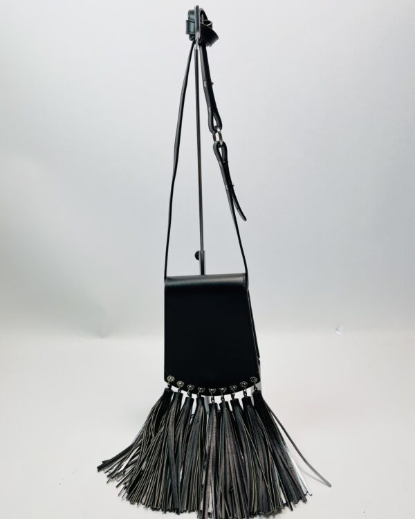 Bolsa pequena preta com franjas NK - VENDIDO SISTEMA OTO