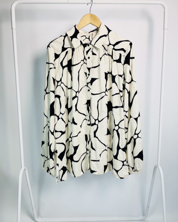 Camisa bege e preta estampada LADO AVESSO - GG *nunca usado* - VENDIDO SISTEMA OTO