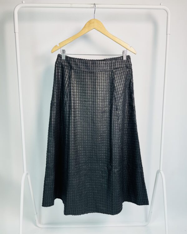 Saia midi preta texturizada NUKI - G *nunca usada* - VENDIDO SISTEMA OTO