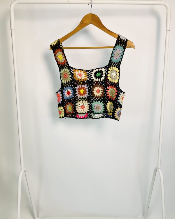 Cropped crochê preto com estampa colorida - P - VENDIDO SISTEMA OTO