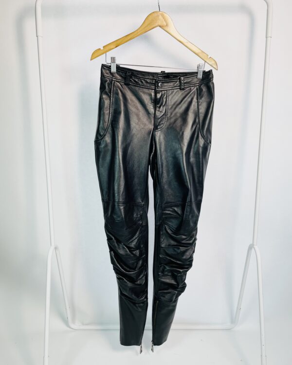 Calça couro preta drapeado na perna e zíper na barra ANIMALE - 38 - VENDIDO SISTEMA OTO