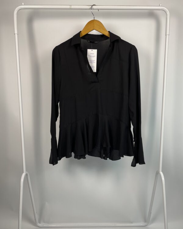 Blusa preta mangas longas decote v e babado na barra SFERA - P