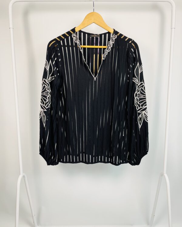 Bata preta listrada com bordados brancos MARIA FILÓ - P *nunca usado* - VENDIDO SISTEMA OTO